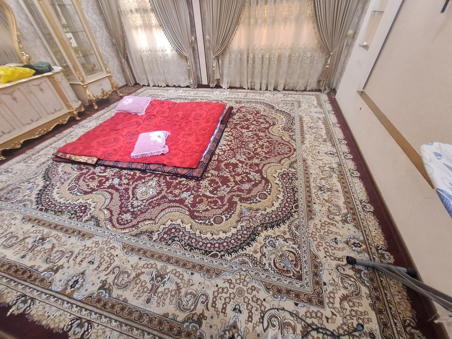 Gilam 5 ga 5 yarim gilam sotiladi arginal yaxshi gilam sintetik emas.