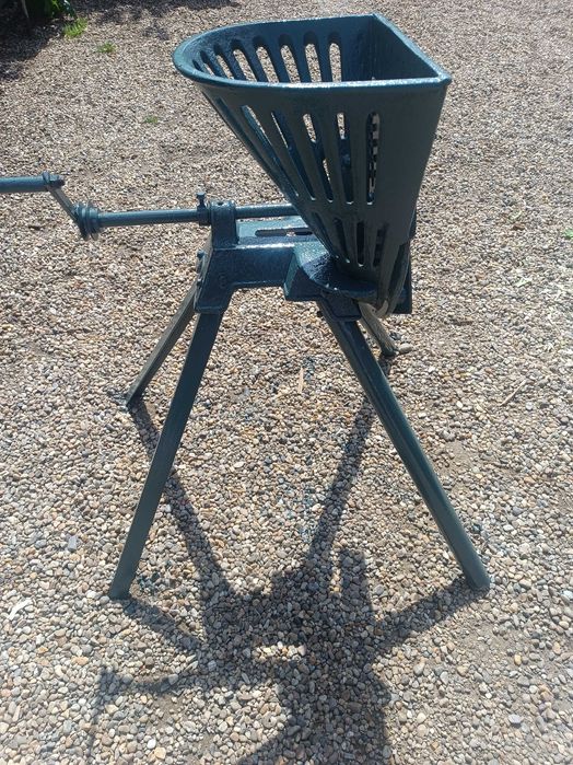 Masina de tocat sfecla furajer .