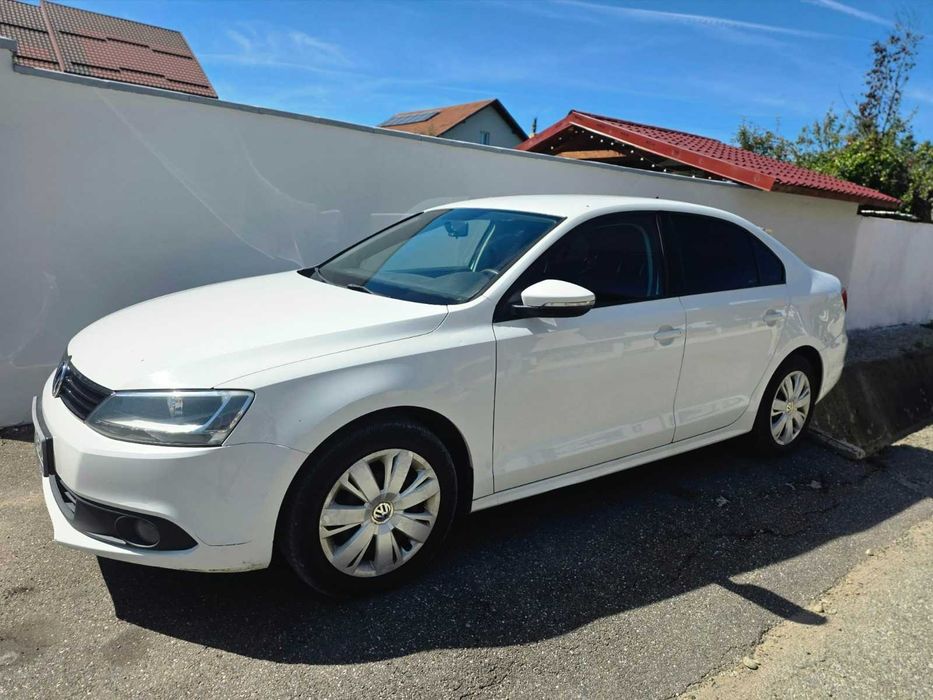 VÂNZARE RAPIDĂ Volkswagen Jetta, an 2013! • Stare foarte bună • Preț atractiv!