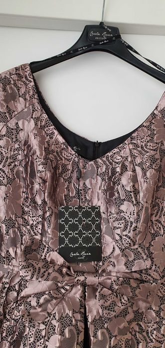 Официална рокля на испанския бранд "Carla Ruiz"/НОВА/