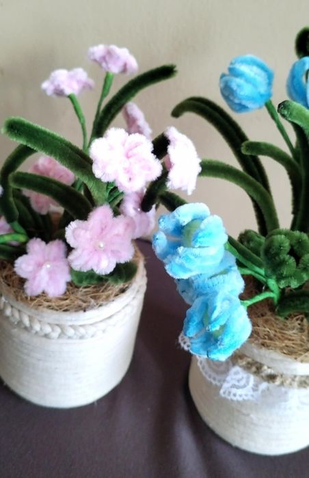 Кашпи с ръчно изработени шенилови цветя