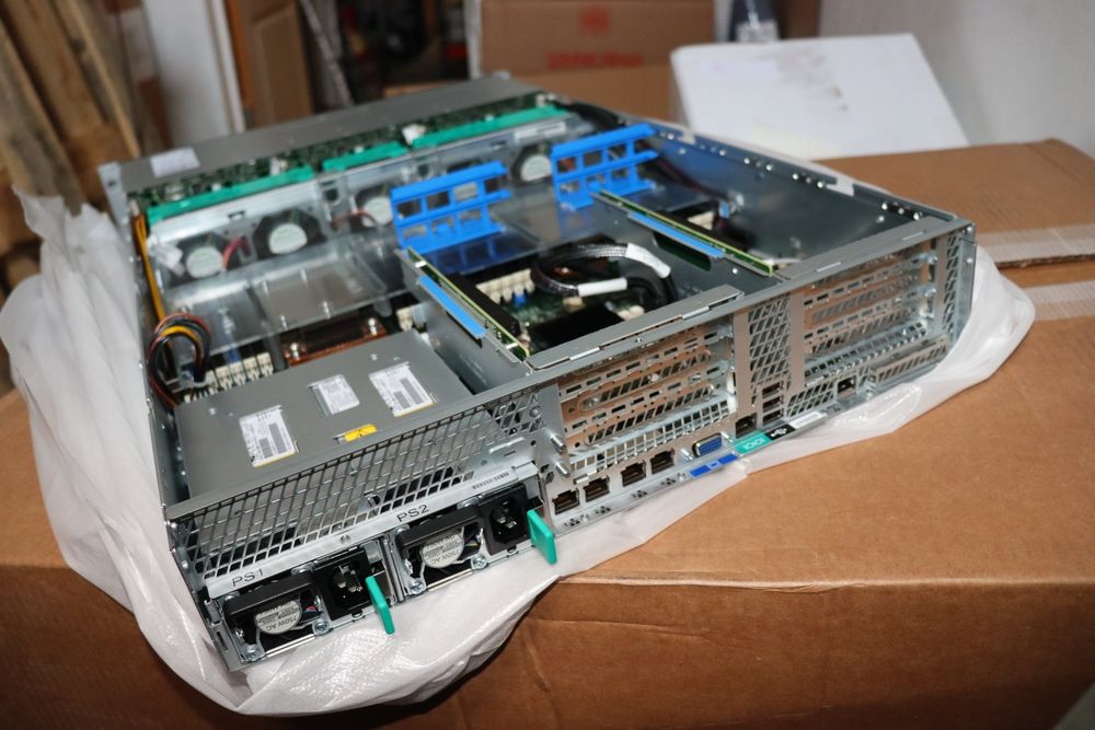 Server 2U Intel R2224GZ4GC4 24 SFF 2 x Skt 2011 V1/V2 0 DDR3 Barebone + Rail Kit NOU
