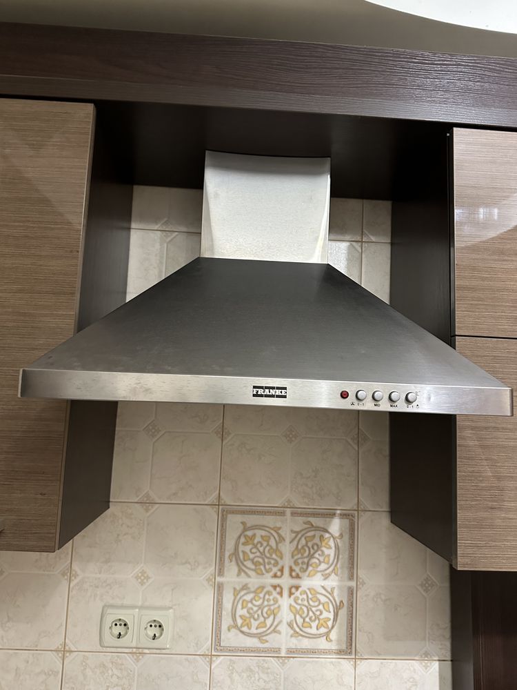 Кухня с вытяжкой, газовой варочной поверхностью и духовым шкафом: 330 ...
