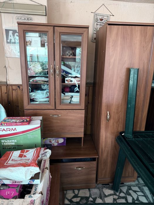 Запазени столове от холова гарнетура и малка секция