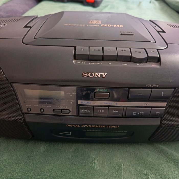 Radio casetofon cu CD SONY Model CFD - 340