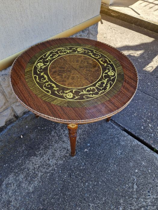 Чудесна много красива антикварна масичка