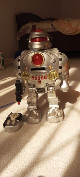 Продается робот в отличном состоянии все в нем работает