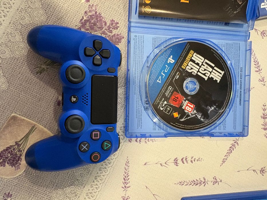 Vând PS4 Slim în stare bună.  Consola funcționează fără probleme. Vine însoțită de: - 1 manetă (controller) - jocurile: The Last of Us Part I, part 2
