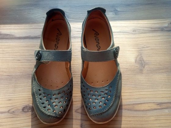 Продам босоножки