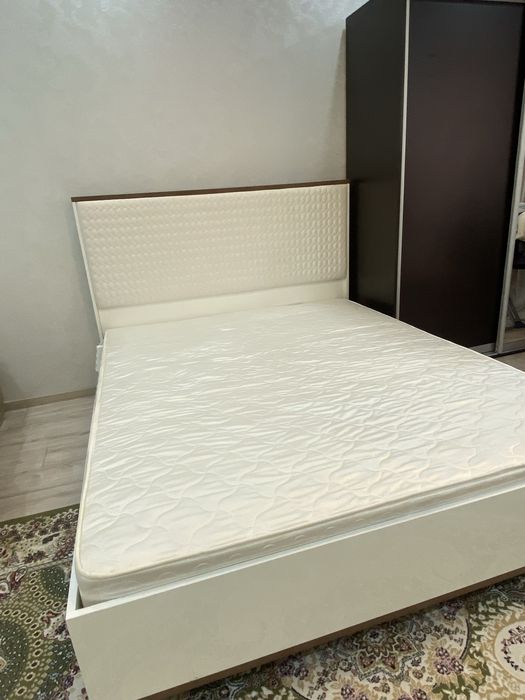 Кровать с матрасом 180х200 б/у