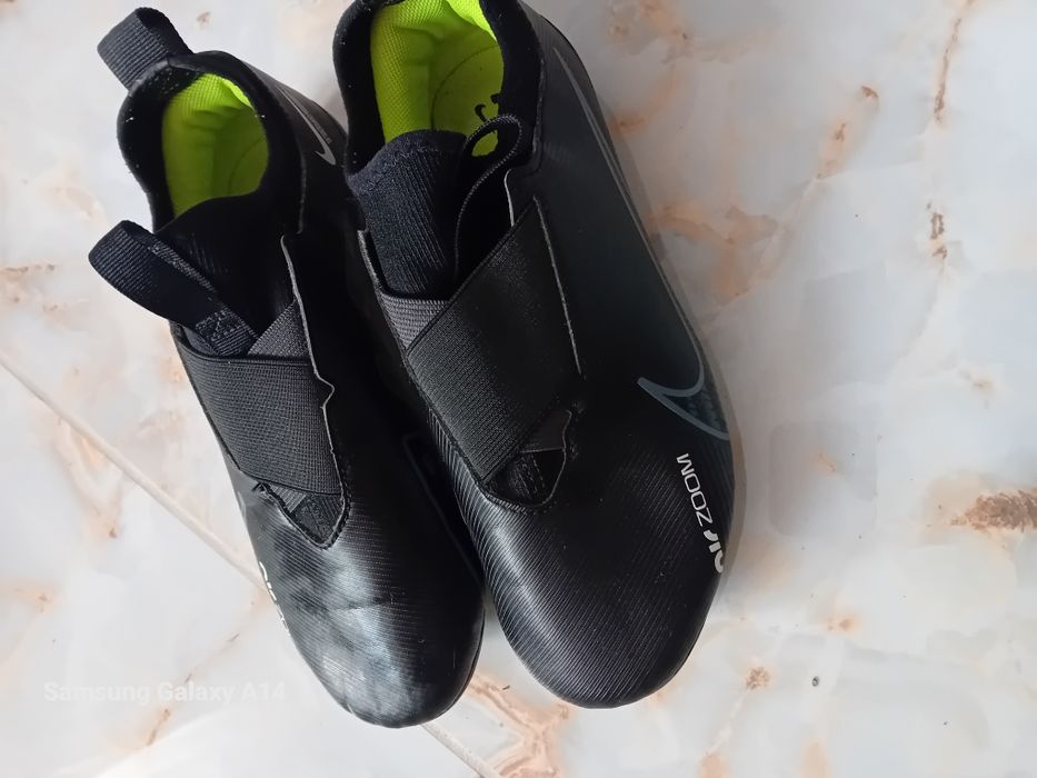 Продавам футболни обувки Nike