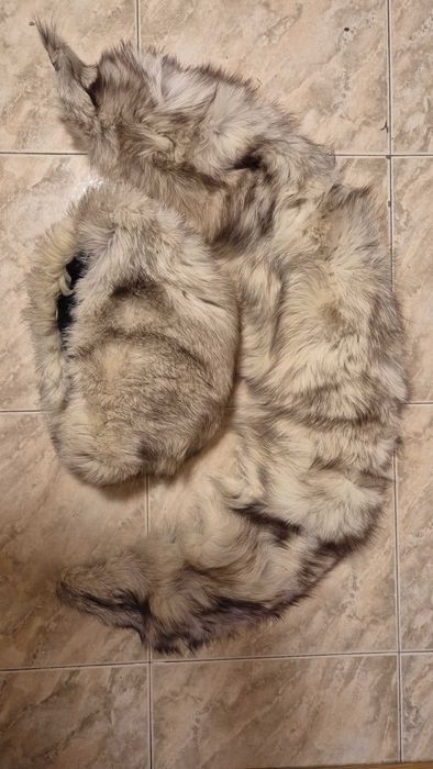 Шапка и яка лисица