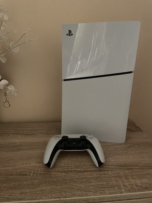 Vând consola Playstation 5 slim Digital Edition 1TB SSD