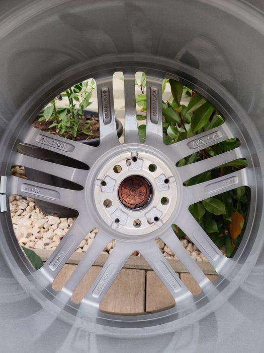 Vând jante Mercedes GLS/ GLE/GLE coupe W167  pe 21" originale anvelope Pirelli all season  noi