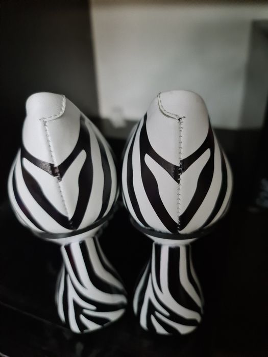 Нарядные черно белые  туфли