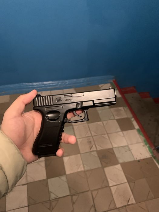 Пистолет (железный, стреляет)