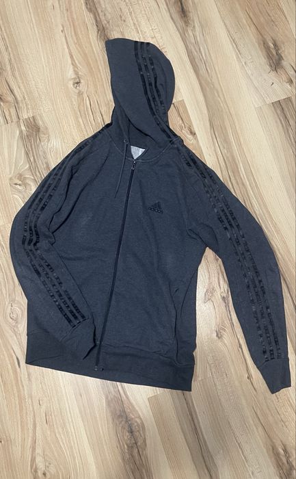 Адидас ленти през качулката