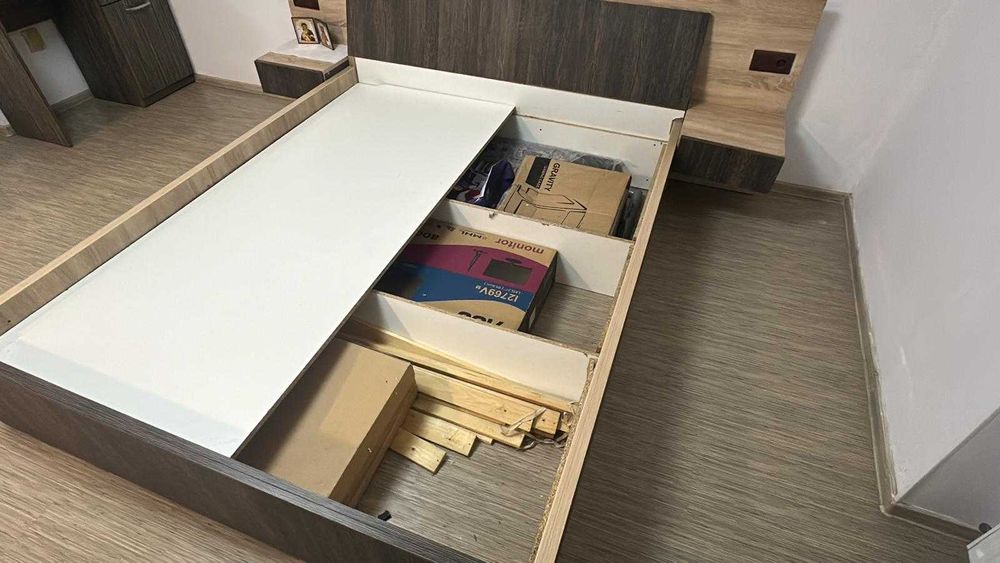 Pat dormitor cu noptiere incorporate