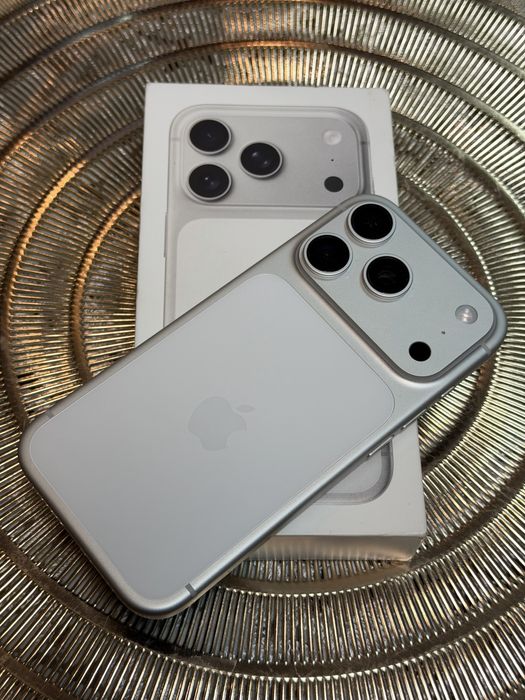iPhone 17 Pro Silver 512GB - перфектен