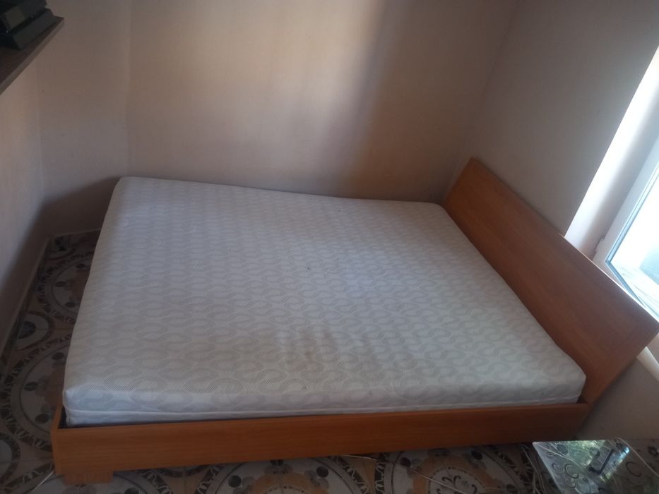 Pat cu slatea de vânzare.