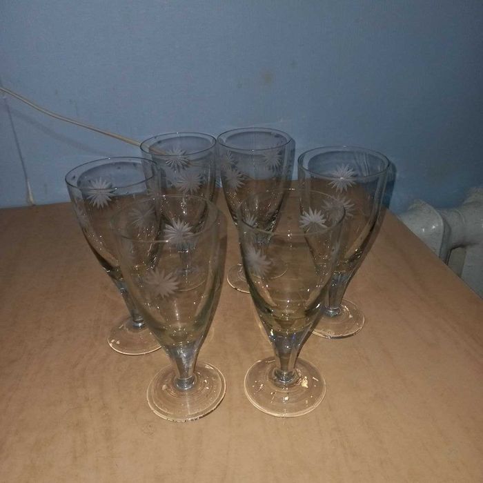 Продам рюмки 6 штук, набор, один с позолотой, другой с рисунком.