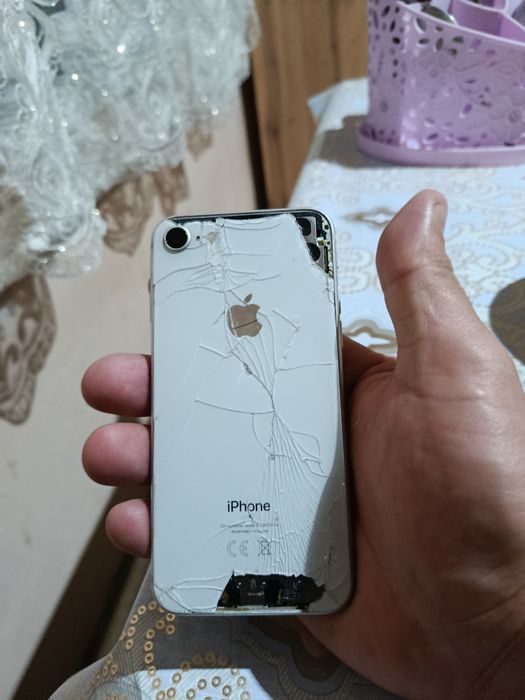 Продам айфон 8 батарея держит 12часов