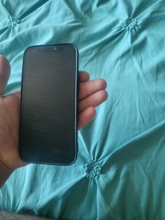 Vând iPhone 12 simplu
