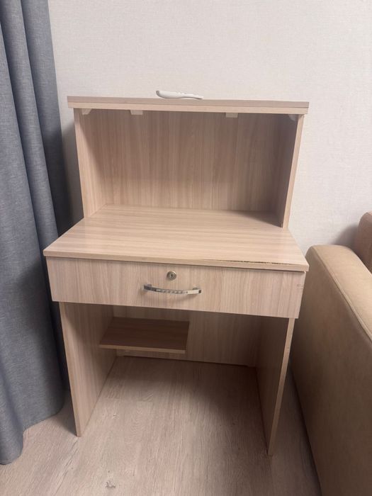 Продам стол с табулетками, стол письменный и комод