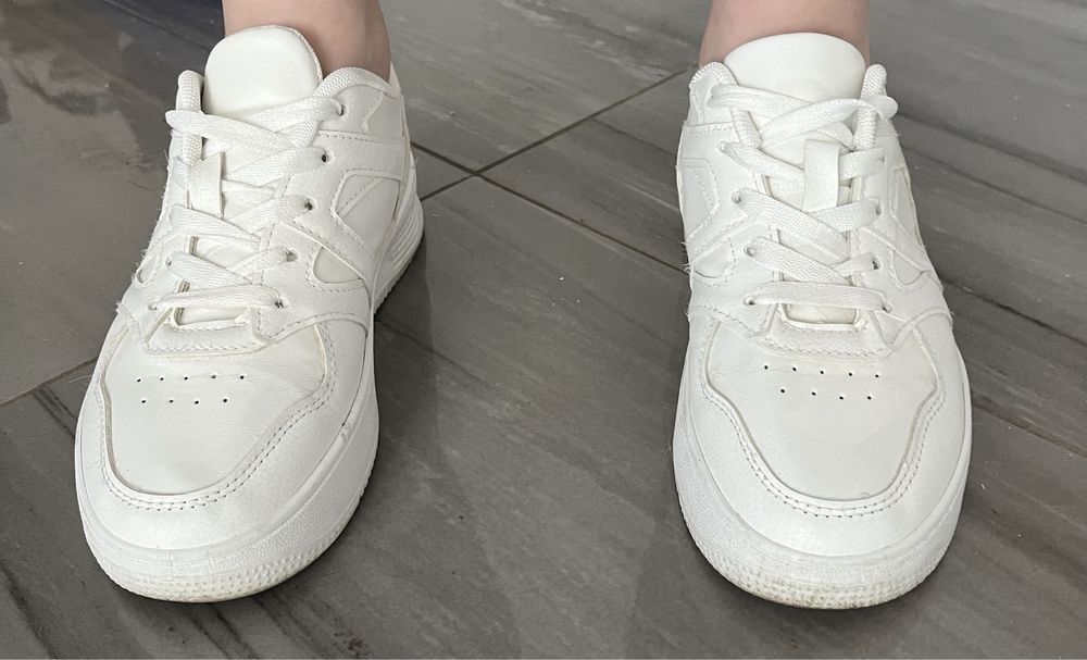 Adidasi Sinsay ca noi