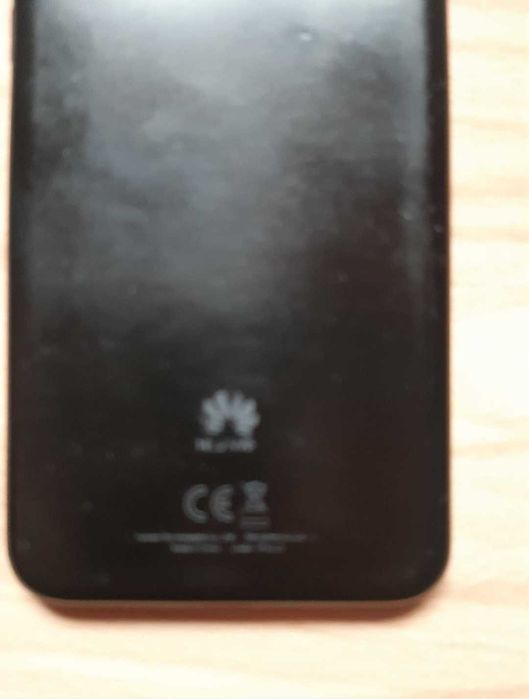 Телефон HUAWEI, работещ и заключен с пукнат дисплей