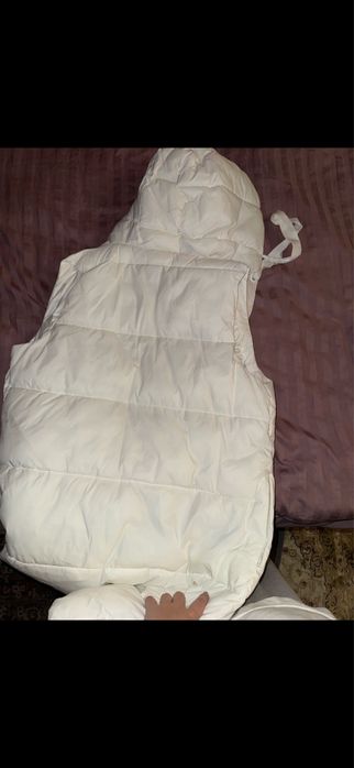 Белая длинная безрукавка