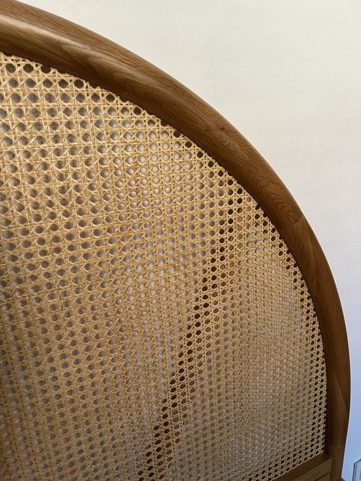 Pat din lemn masiv, cu spate ratan