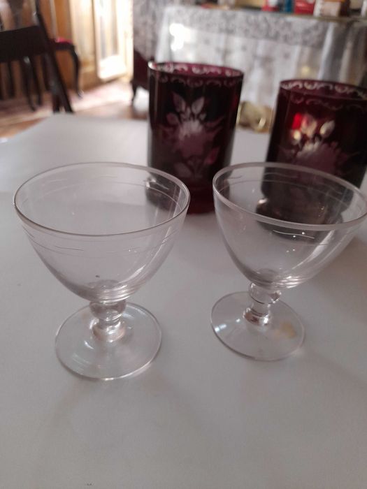 Pahare mov/grena tip Baccarat cristal vechi interbelic si albe aperitiv boluri sticla veche dulceata