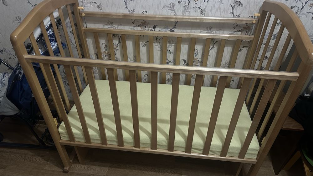Кровать-манеж с матрасом.