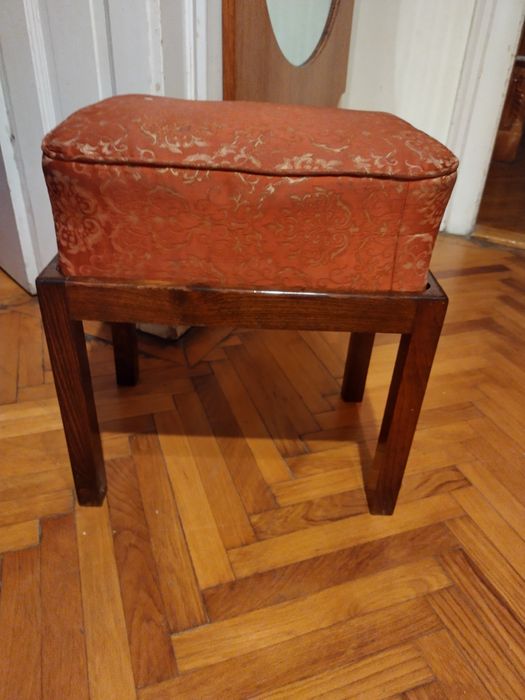 Scaunel lemn de nuc cu sezut individual pe arcuri