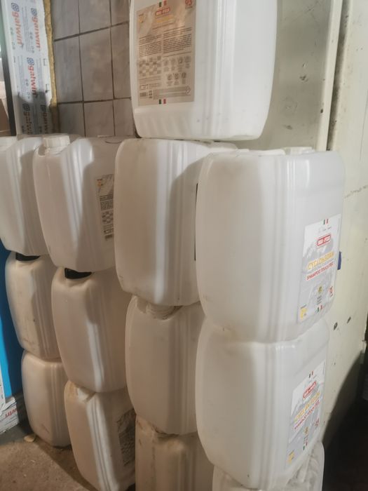 Канистры 20 литров.