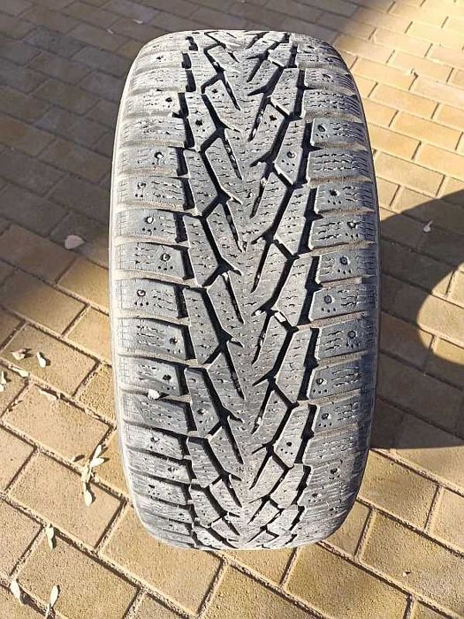 ОДНА шина 215/55 R17 - "Nokian Hakkapeliitta 7" (Россия), зимняя.