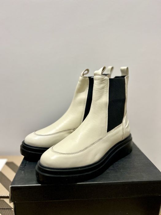 Ghete de piele, 39