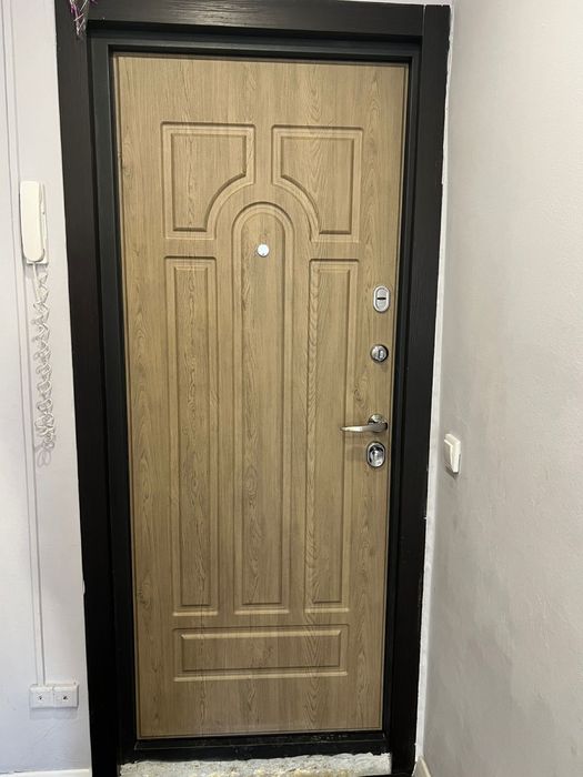 Продам входную дверь