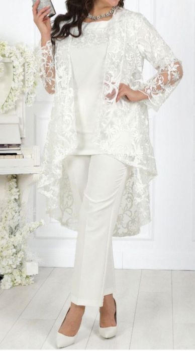 Продам брючный костюм с гипюровой накидкой