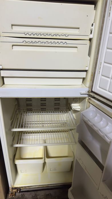 Muzlatgich sotiladi, yaxshi holatda