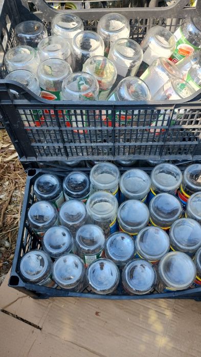 Borcane de 4.300 litri și sticle de suc de roșii