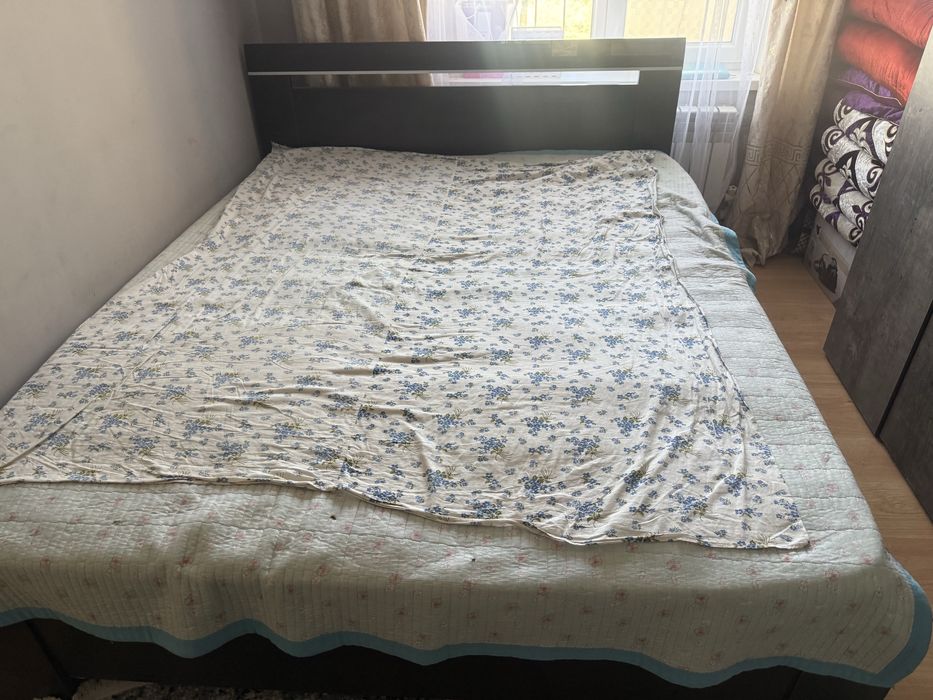 Продам кровать состояние средний ,.