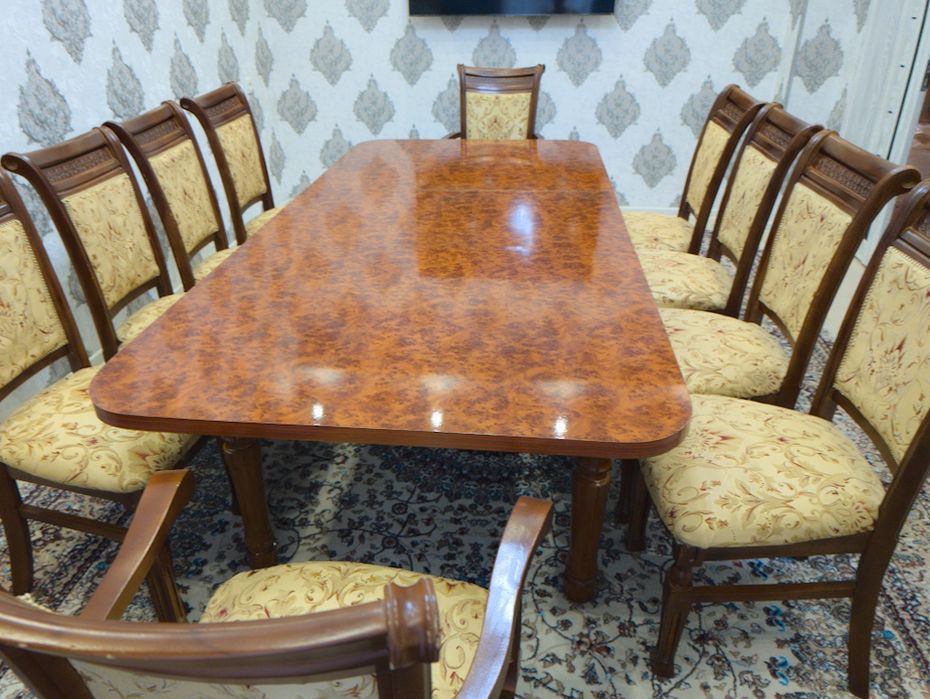 Продается стол со стульями