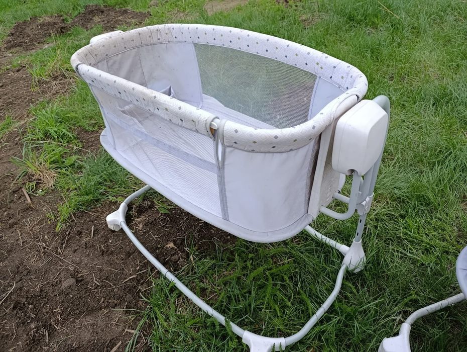 Две кроватки и холодильник