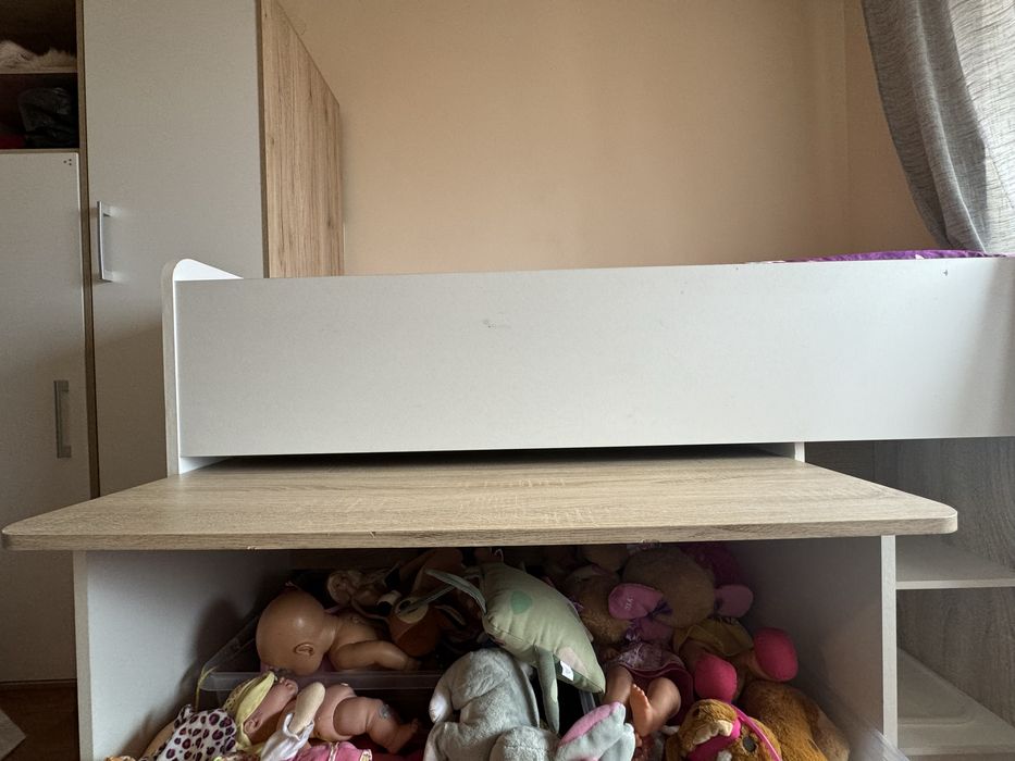 Продавам легло с рафтове,чекмедже и бюро на с колелца