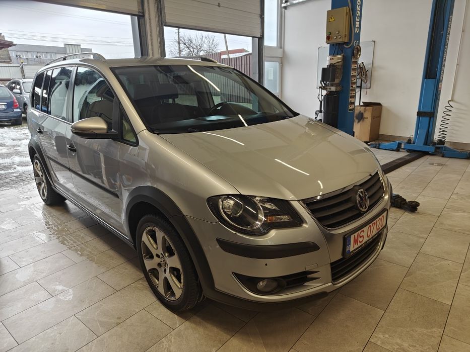 Vând vw  cross touran 7locuri  1.4 tsi  cutie viteze automată