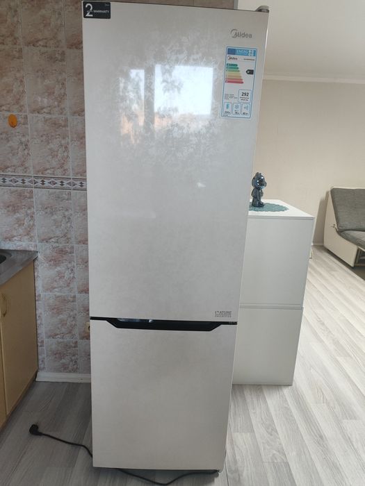 Продаю 2х камерный новый холодильник  Midea MDRB, использовали 6 мес.
