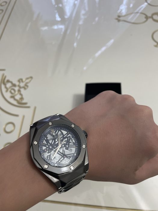 Часы от Hublot срочно