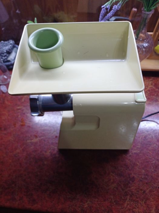 Продаю бытовую электрическую мясорубку " BRAUN " .